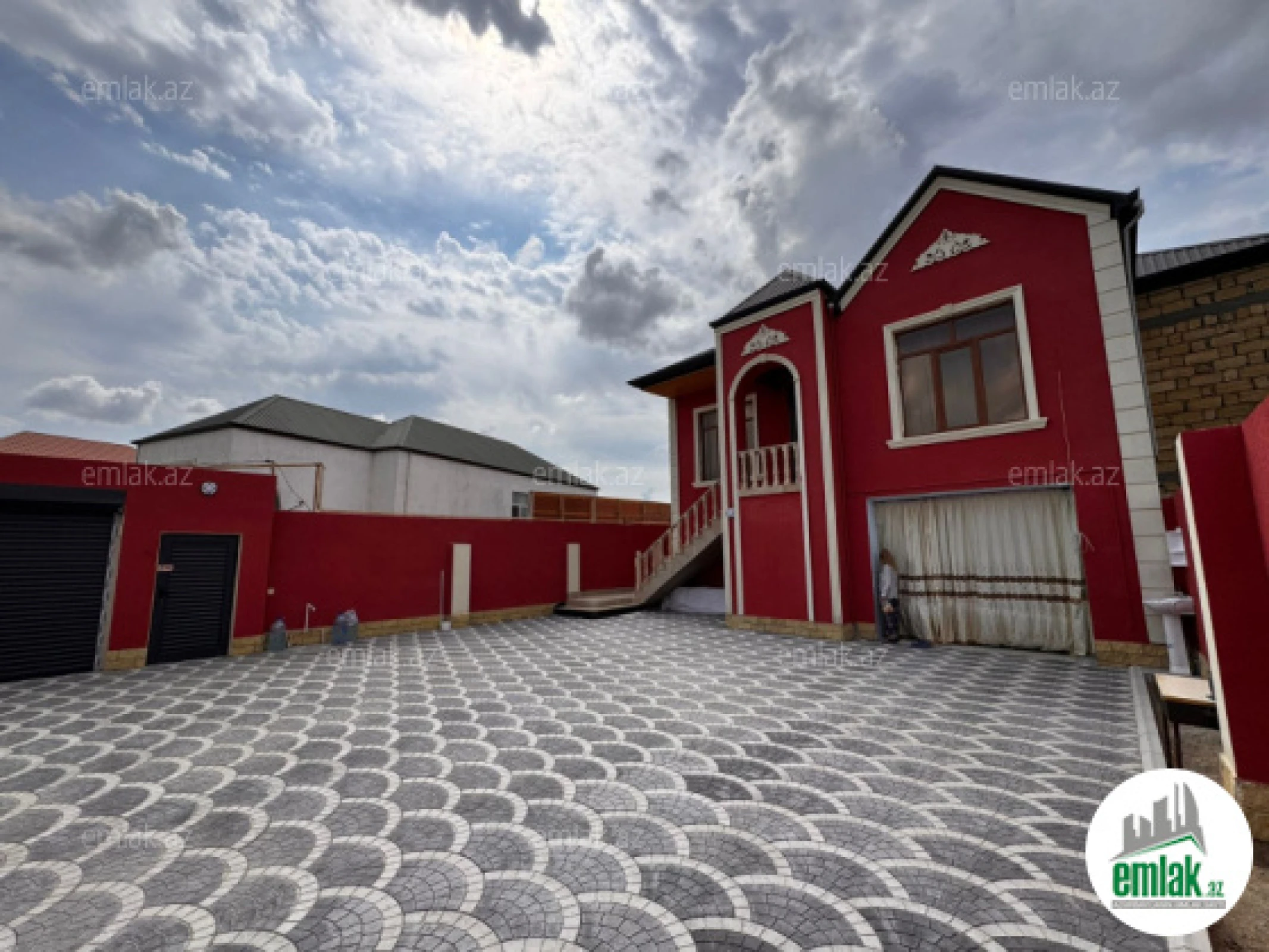 Satılır 8 otaqlı həyət evi 240 m²