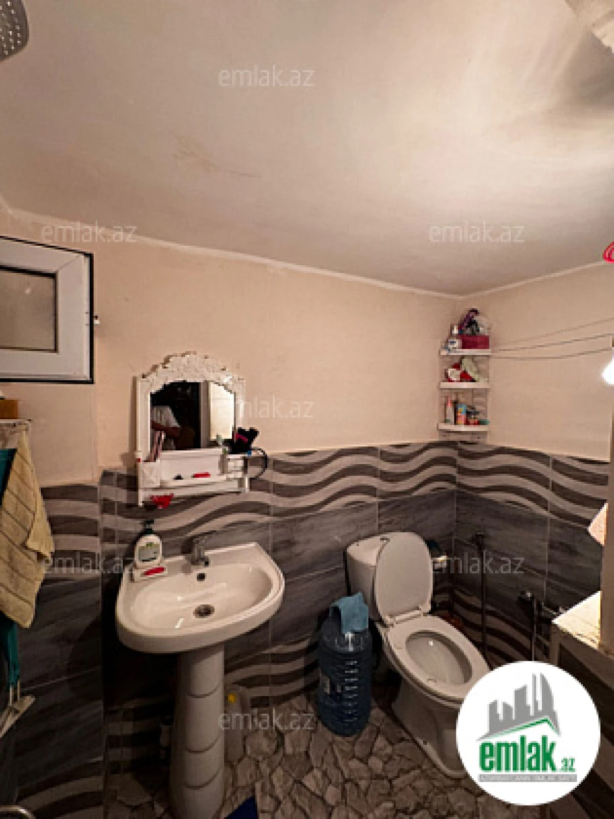 Satılır 8 otaqlı həyət evi 240 m²