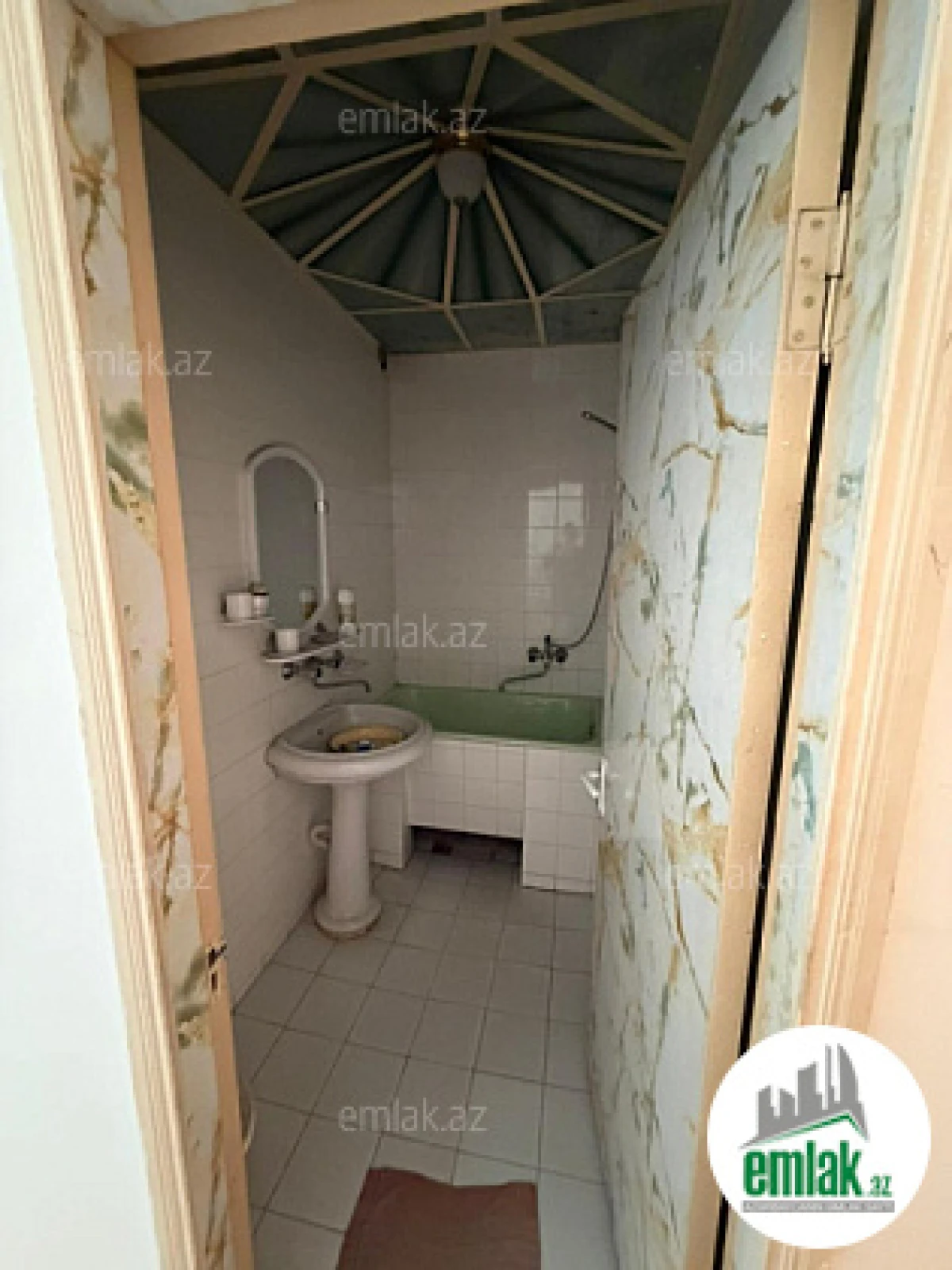 Satılır 4 otaqlı köhnə tikili 110 m²