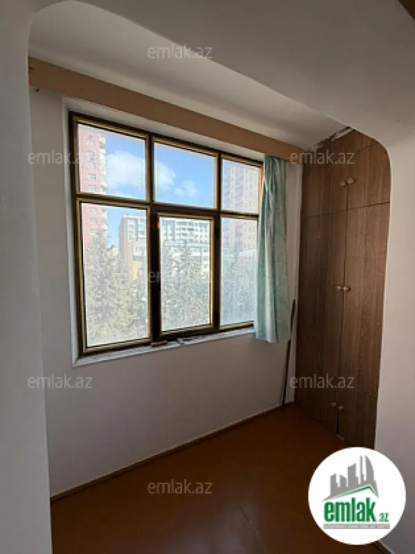 Satılır 4 otaqlı köhnə tikili 110 m²