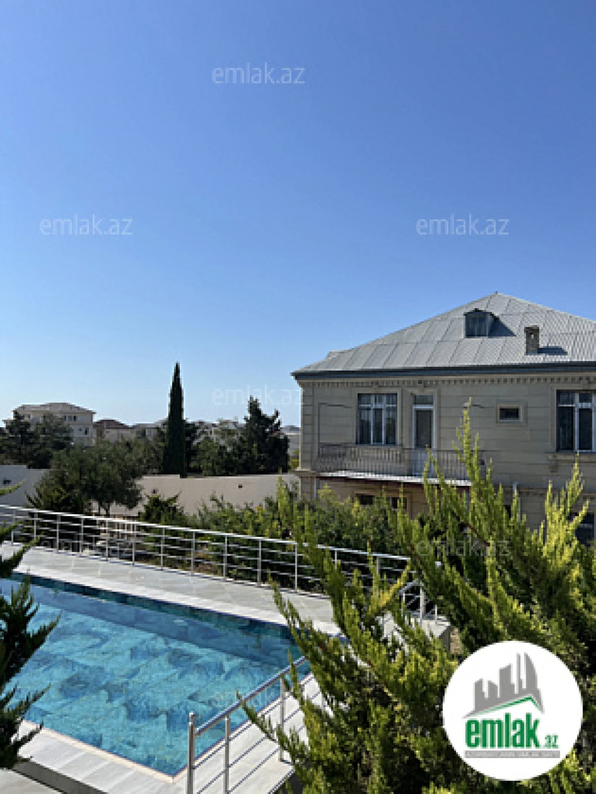 Satılır 7 otaqlı həyət evi 375 m²