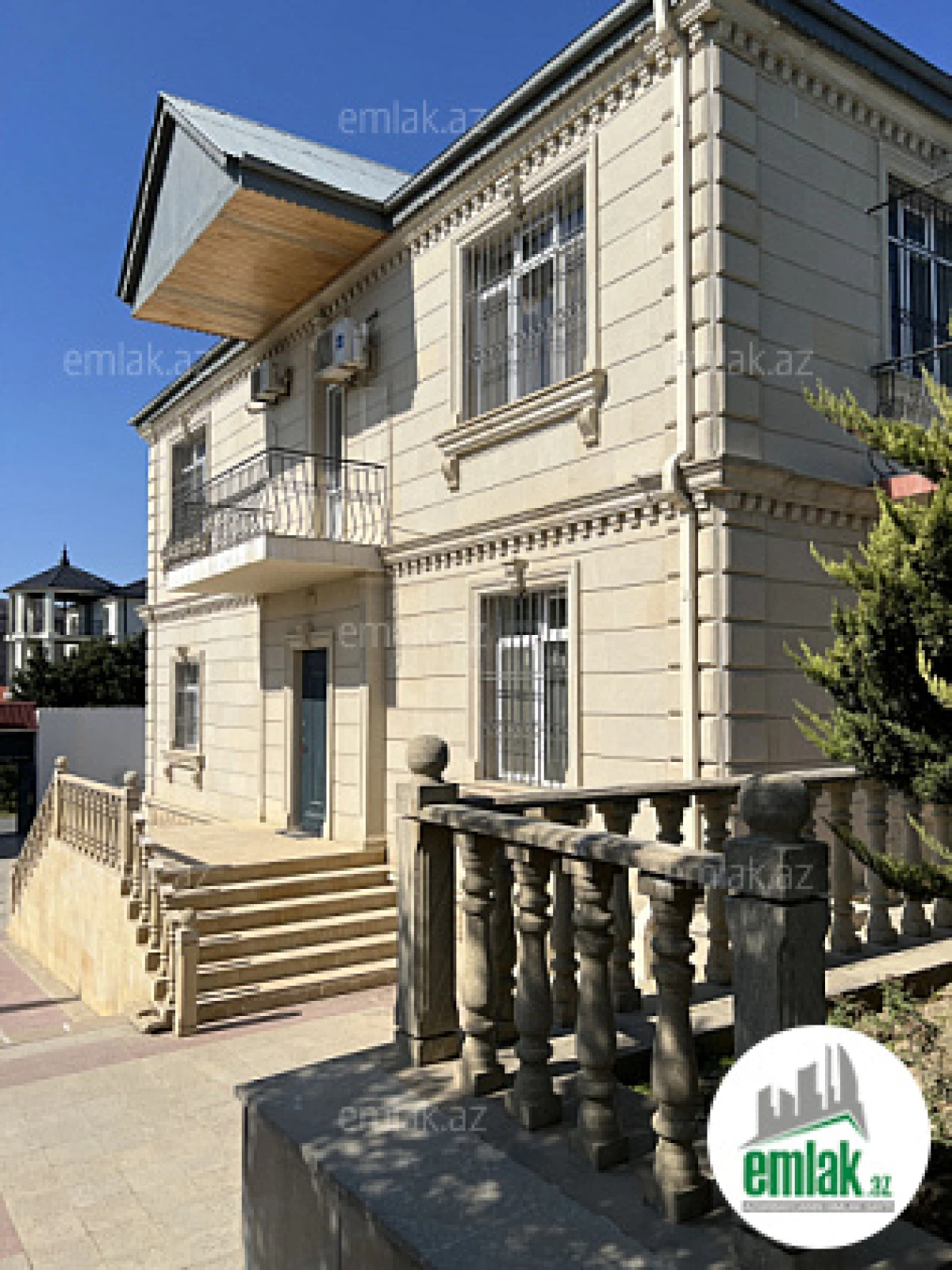 Satılır 7 otaqlı həyət evi 375 m²