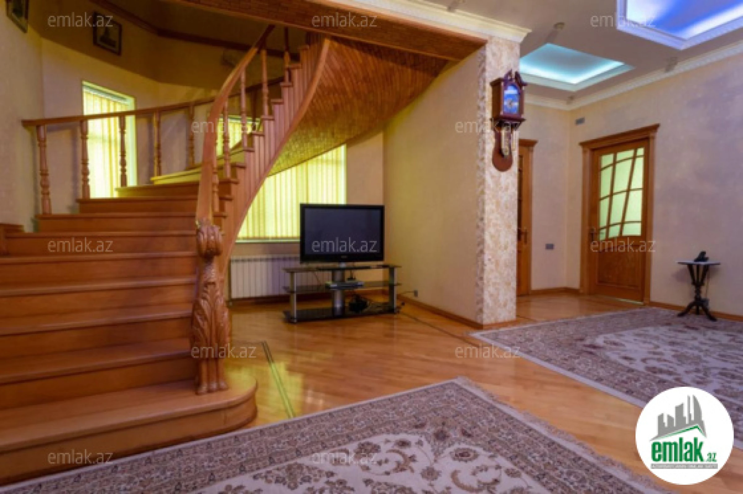 Satılır 9 otaqlı həyət evi 600 m²