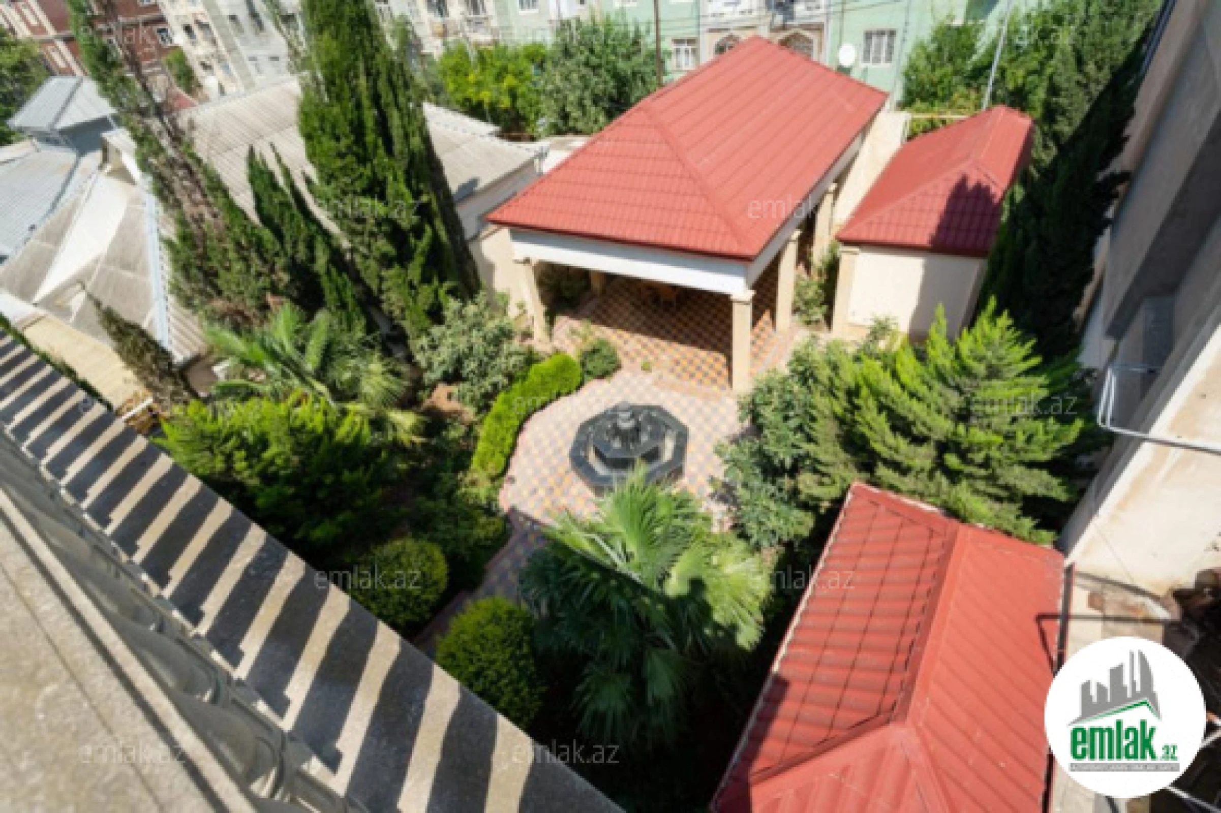 Satılır 9 otaqlı həyət evi 600 m²