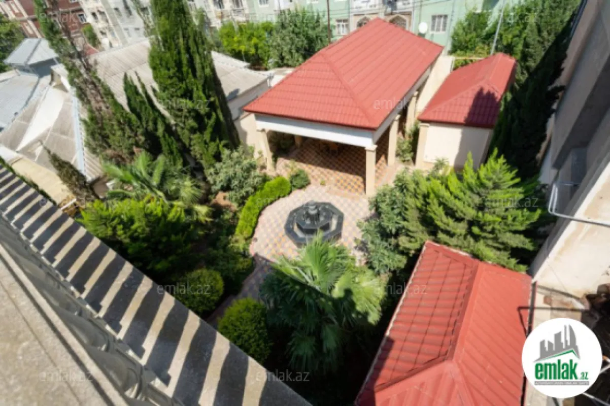 Satılır 9 otaqlı həyət evi 600 m²