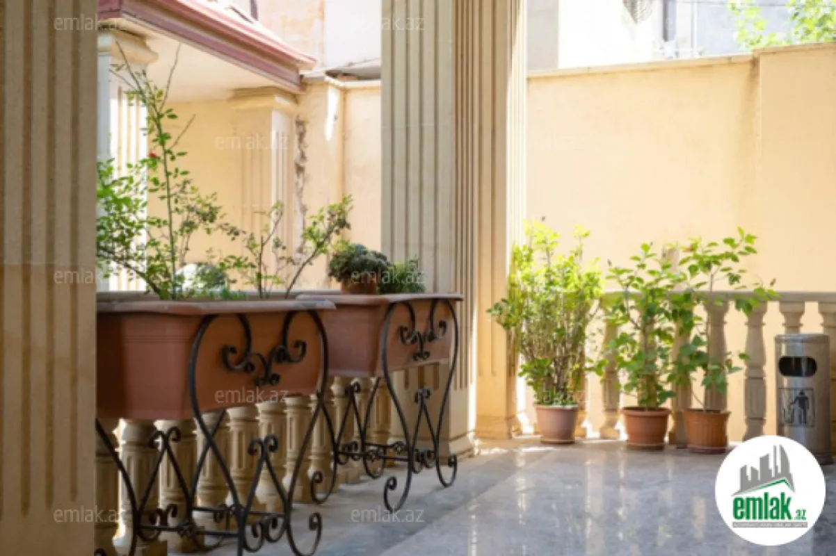 Satılır 9 otaqlı həyət evi 600 m²