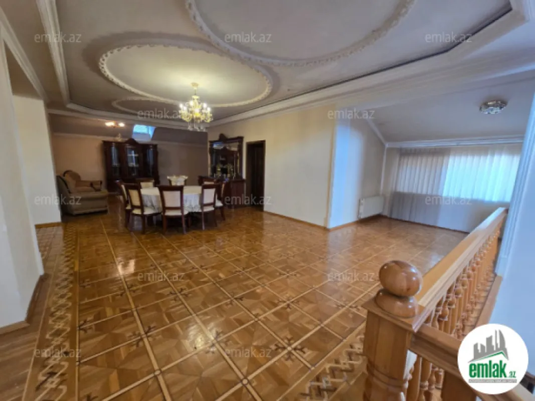 Satılır 11 otaqlı həyət evi 900 m²