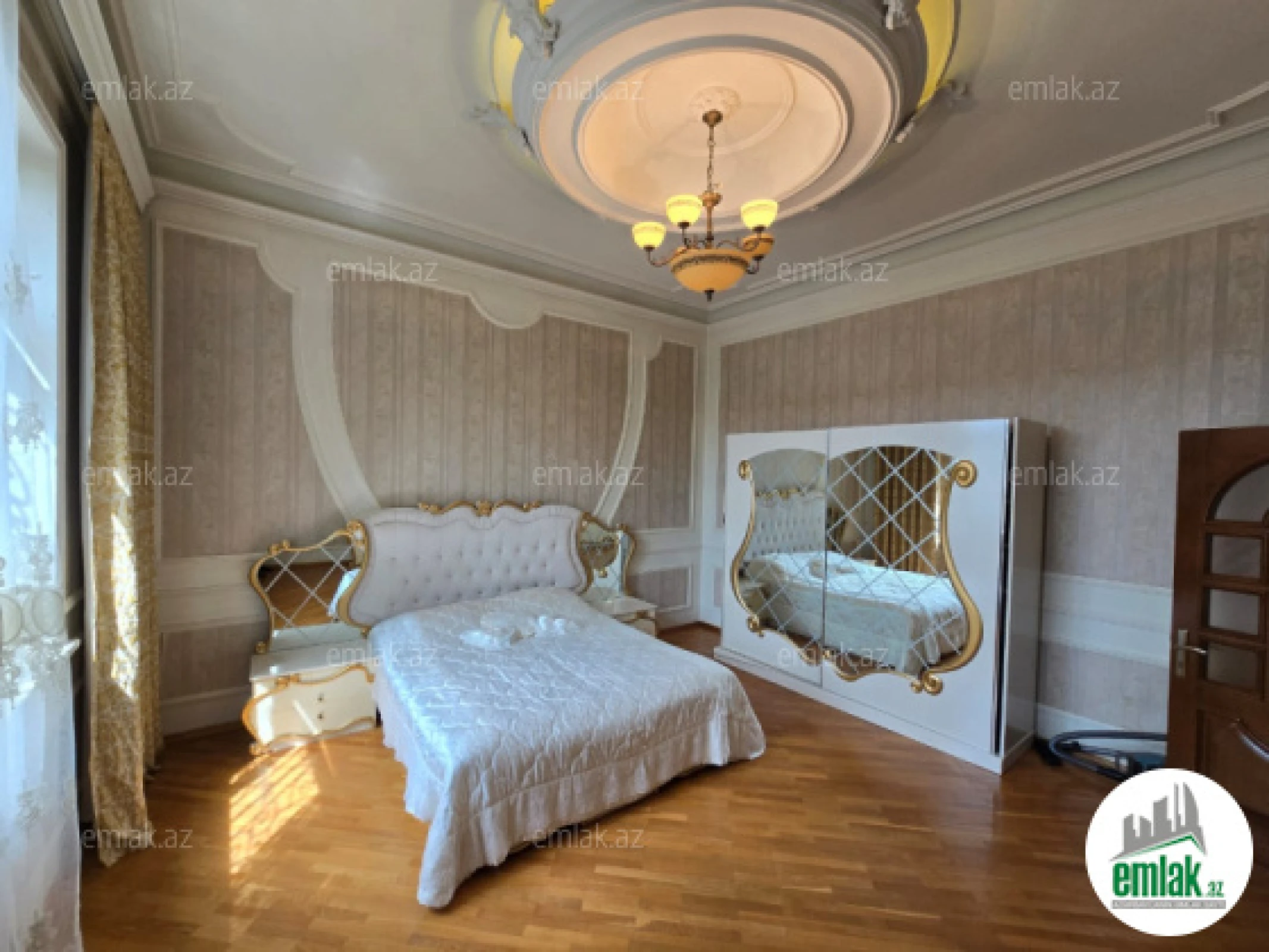 Satılır 11 otaqlı həyət evi 900 m²