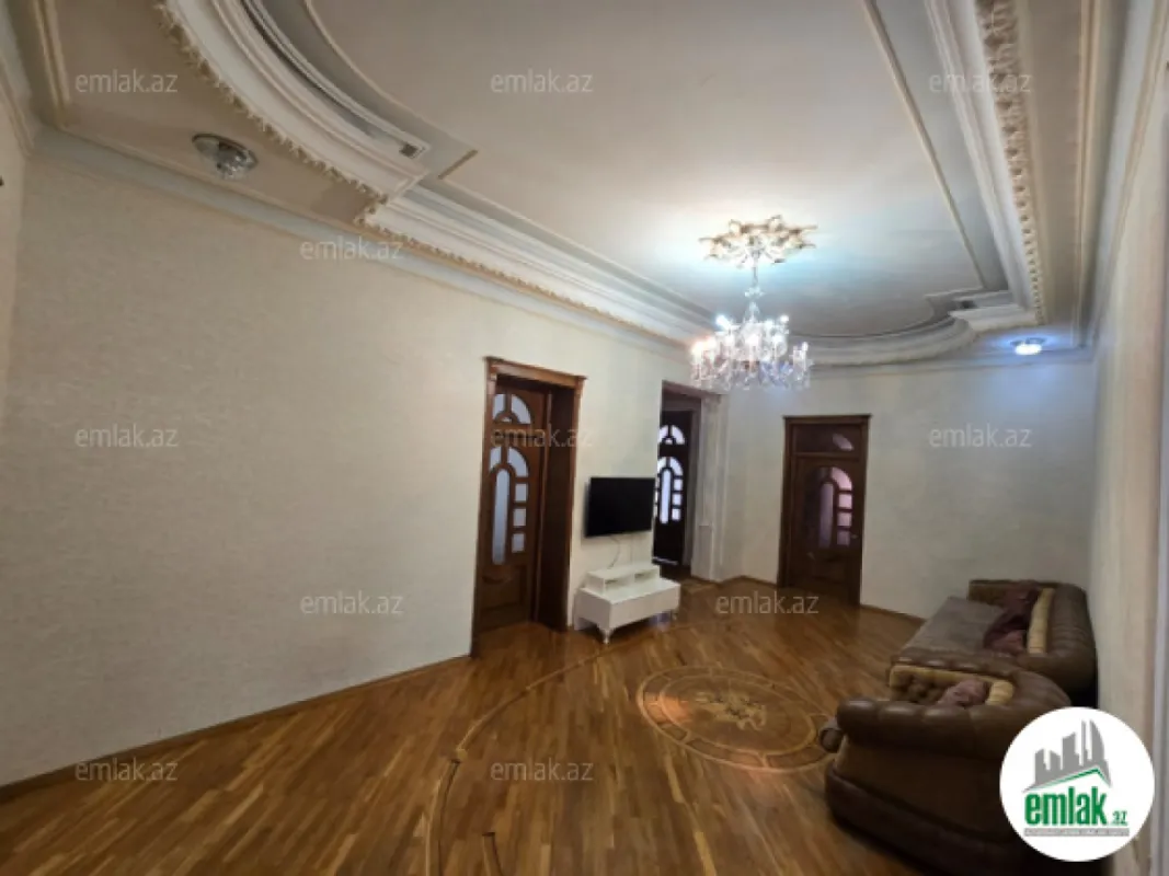 Satılır 11 otaqlı həyət evi 900 m²