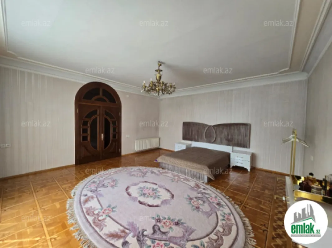 Satılır 11 otaqlı həyət evi 900 m²