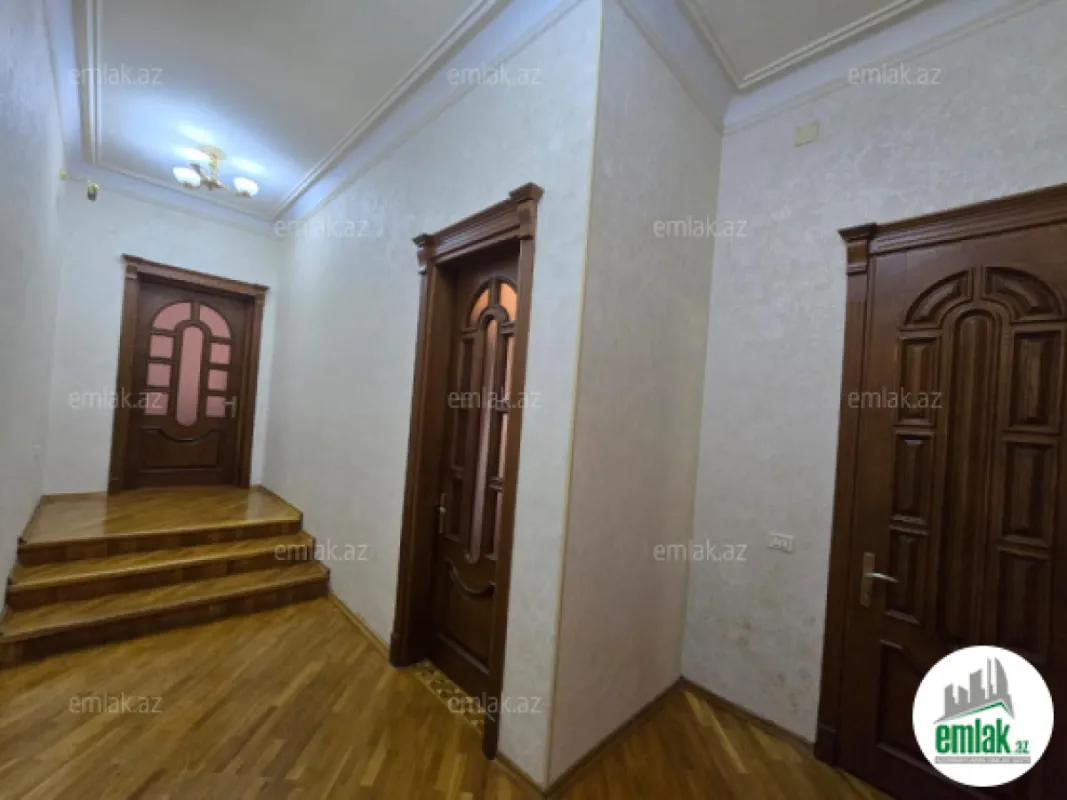 Satılır 11 otaqlı həyət evi 900 m²