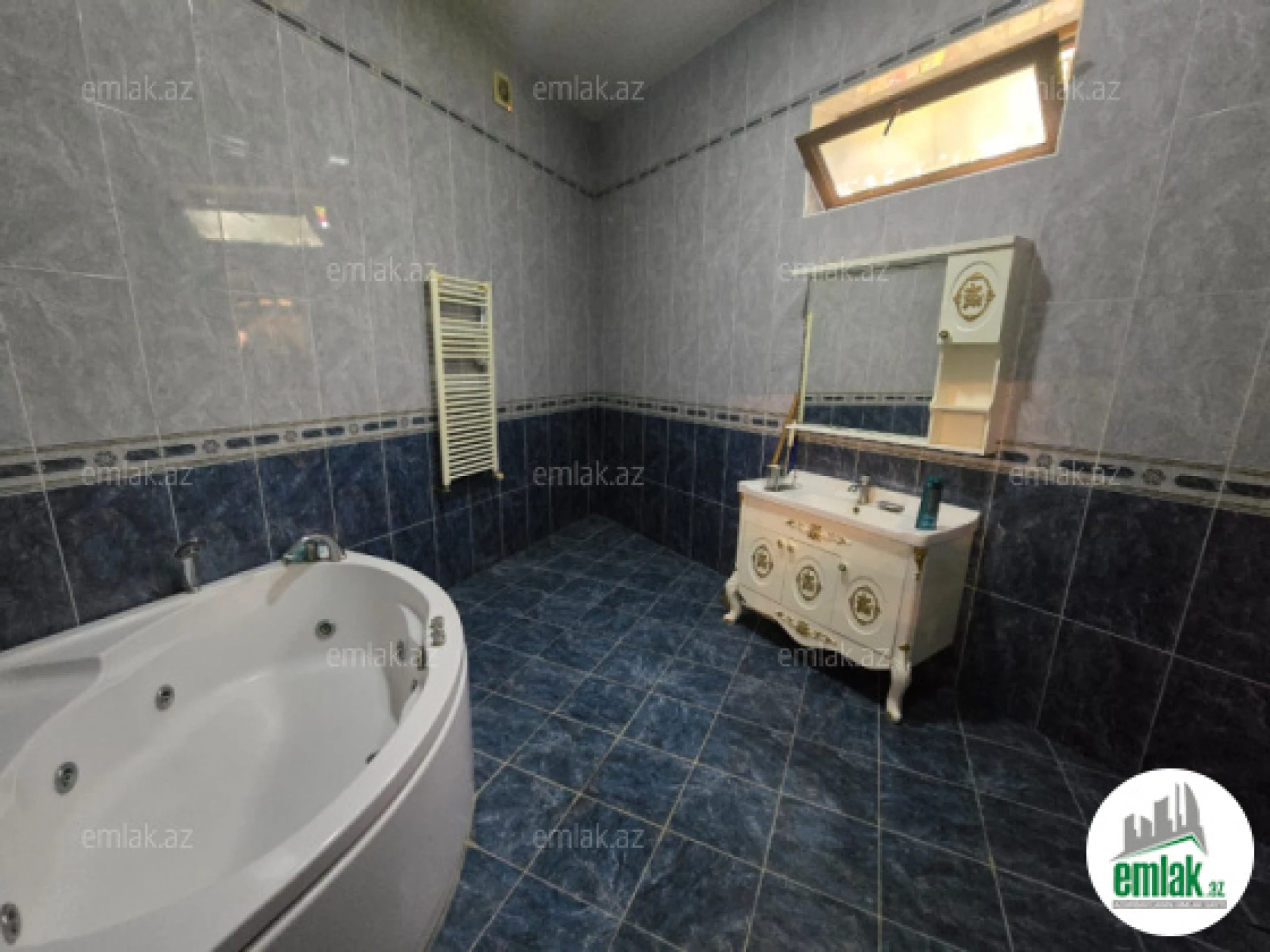 Satılır 11 otaqlı həyət evi 900 m²