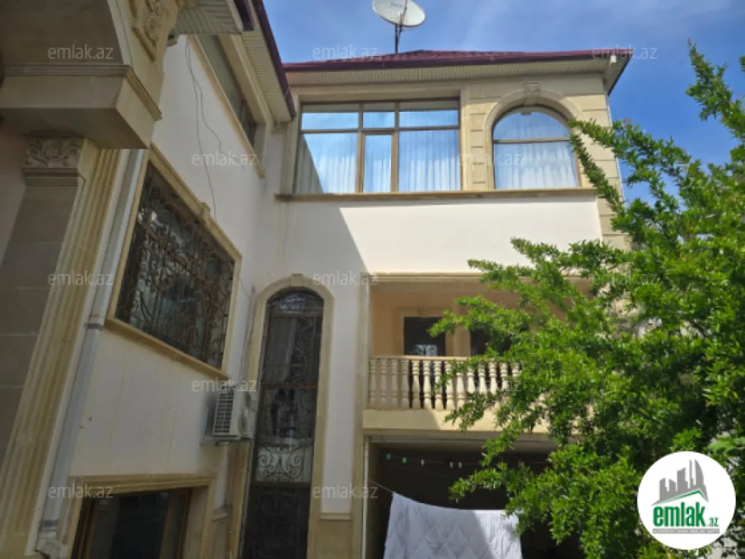 Satılır 11 otaqlı həyət evi 900 m²
