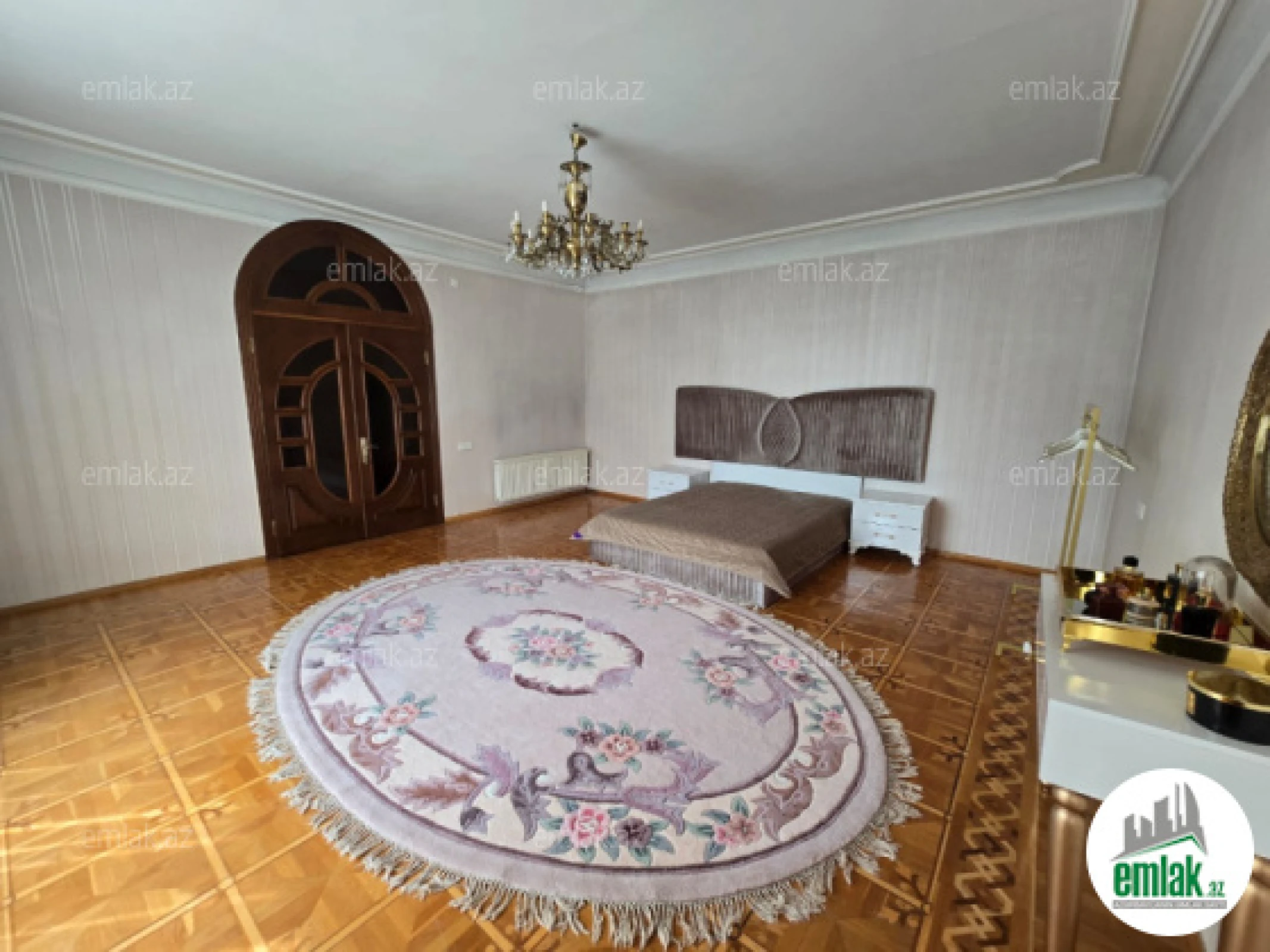 Satılır 11 otaqlı həyət evi 900 m²