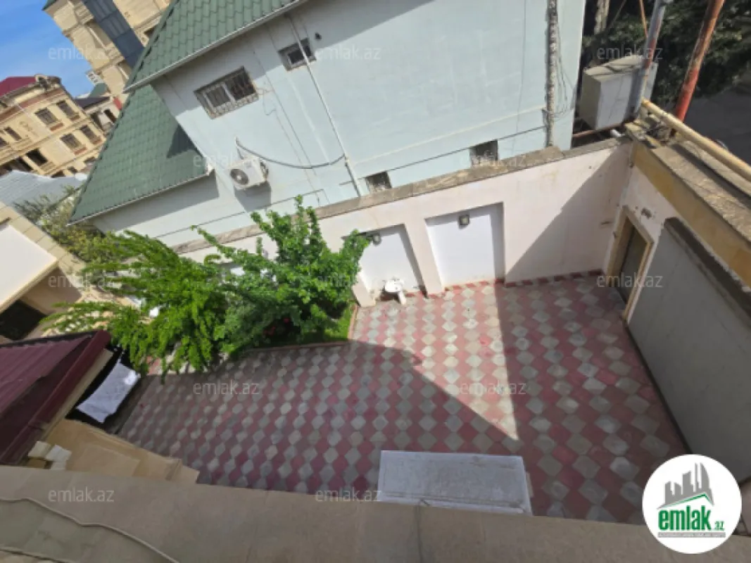 Satılır 11 otaqlı həyət evi 900 m²