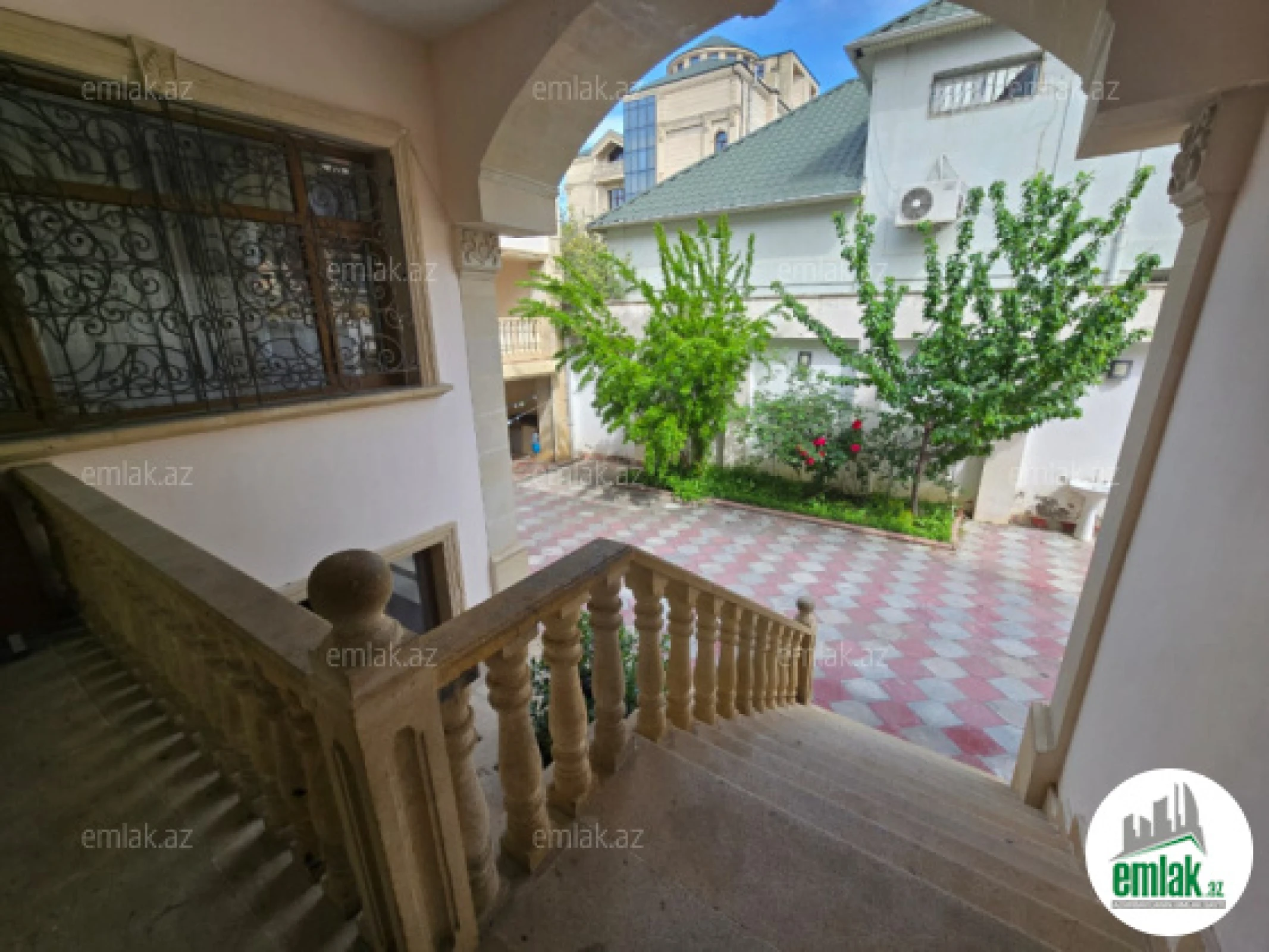 Satılır 11 otaqlı həyət evi 900 m²