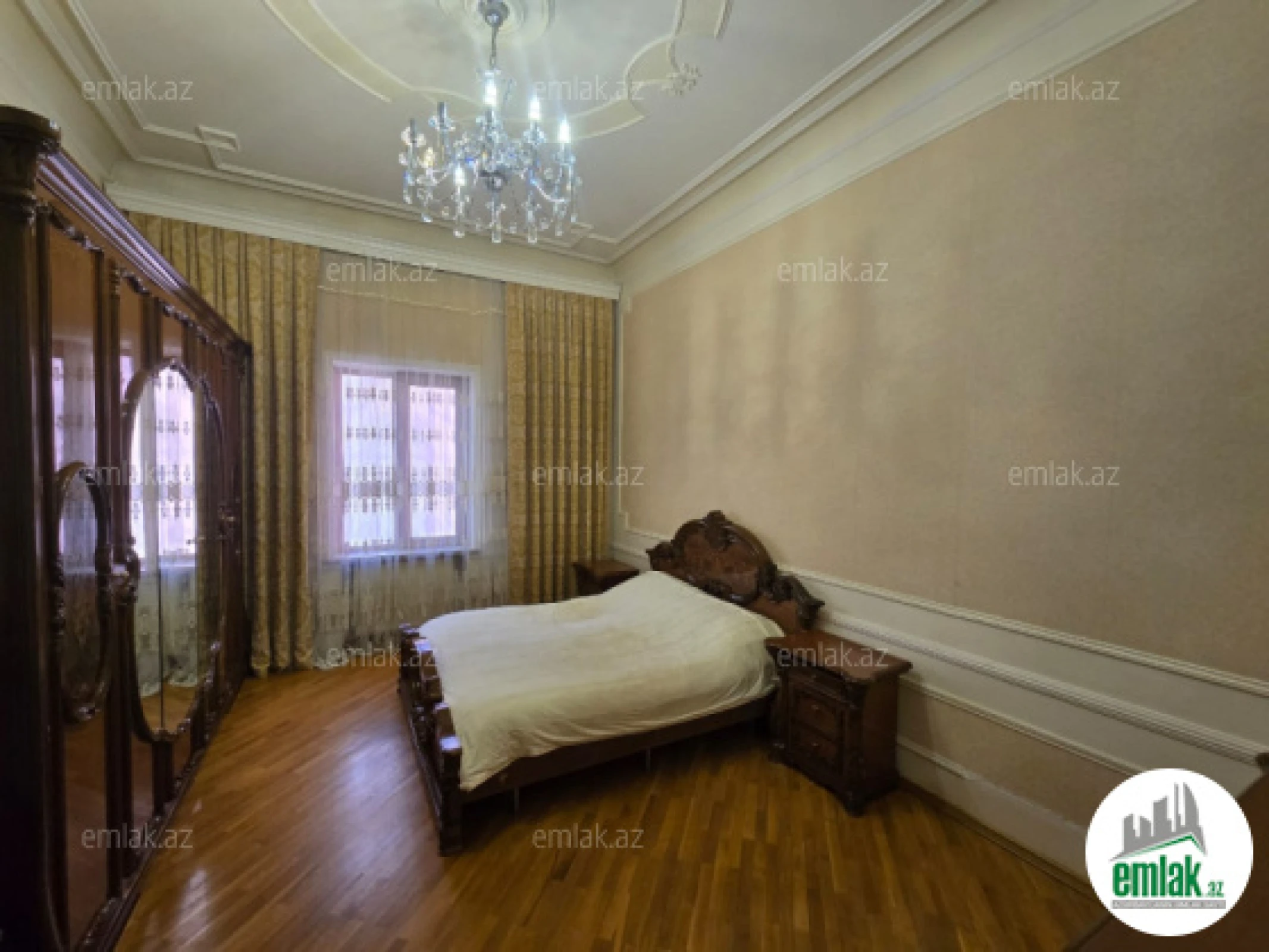 Satılır 11 otaqlı həyət evi 900 m²