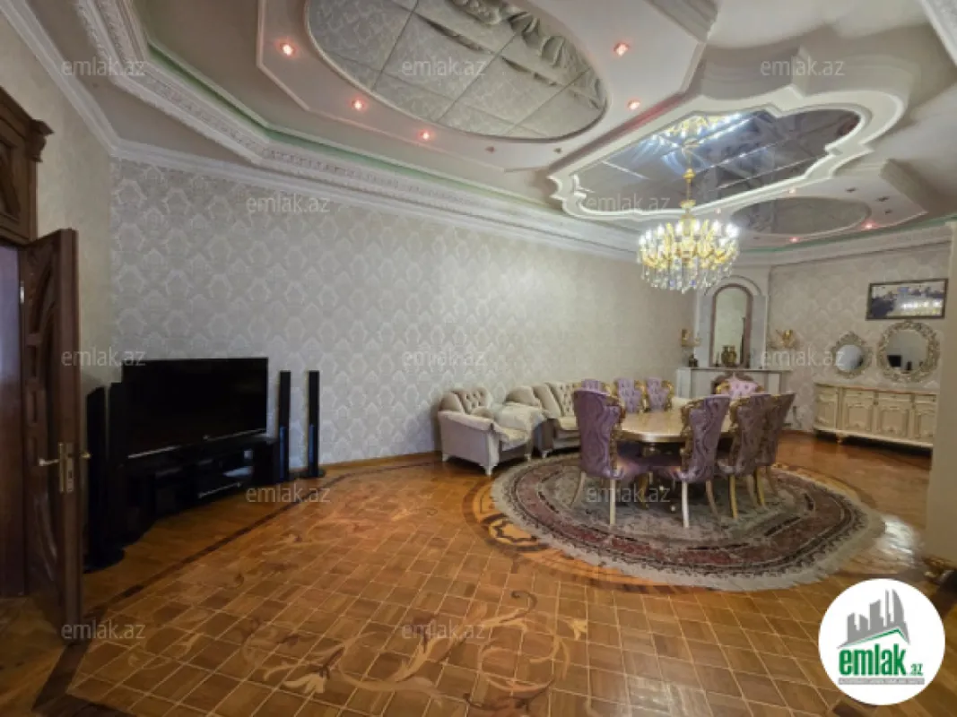 Satılır 11 otaqlı həyət evi 900 m²