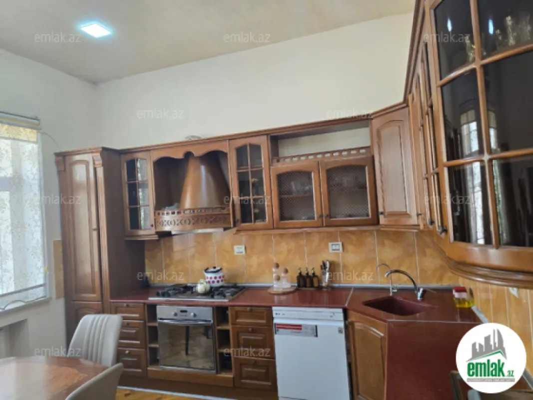 Satılır 11 otaqlı həyət evi 900 m²