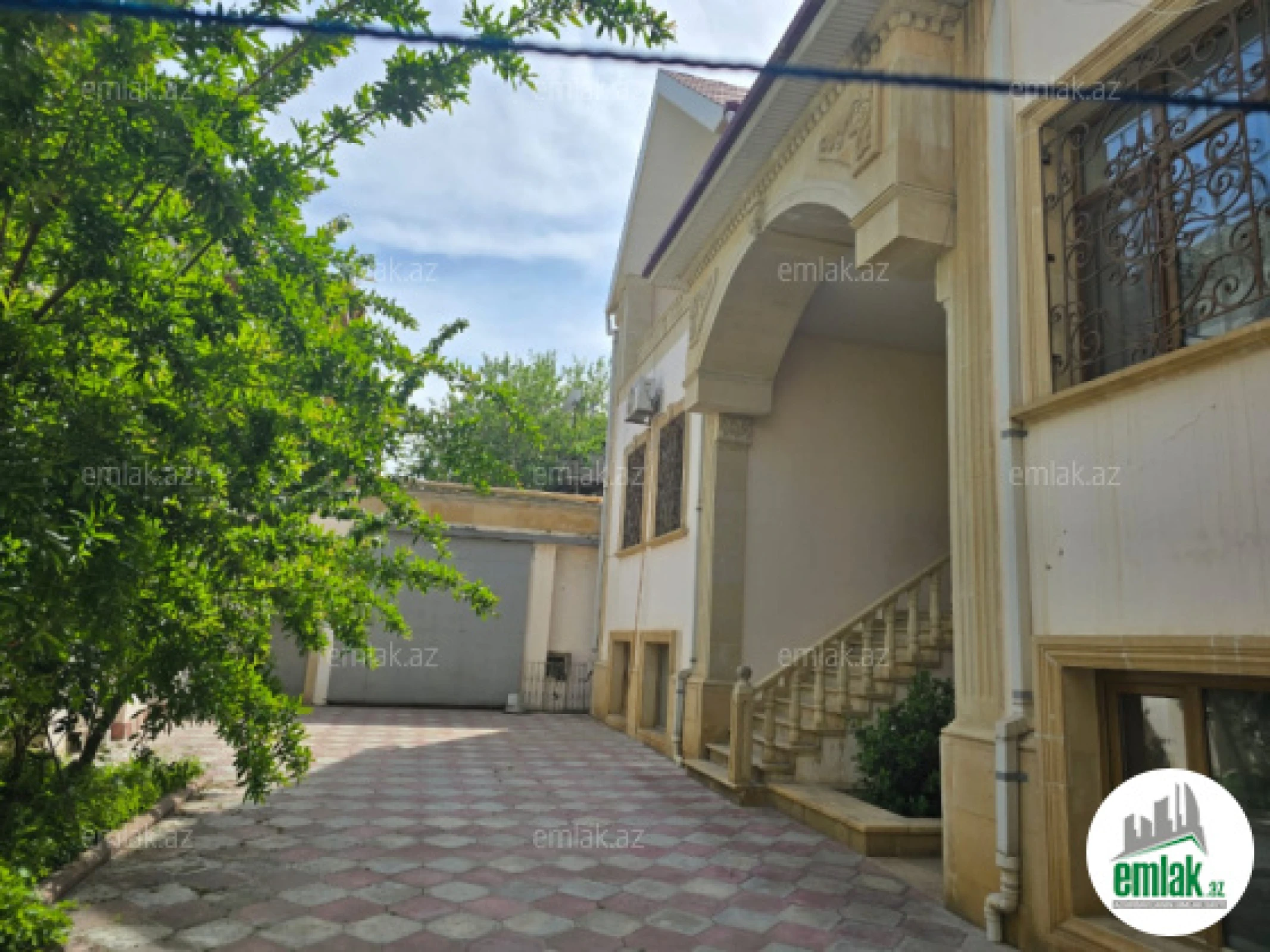 Satılır 11 otaqlı həyət evi 900 m²