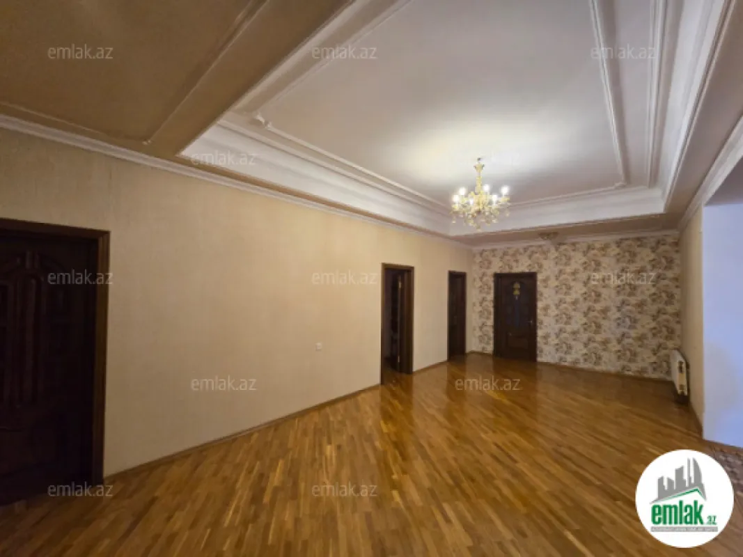 Satılır 11 otaqlı həyət evi 900 m²