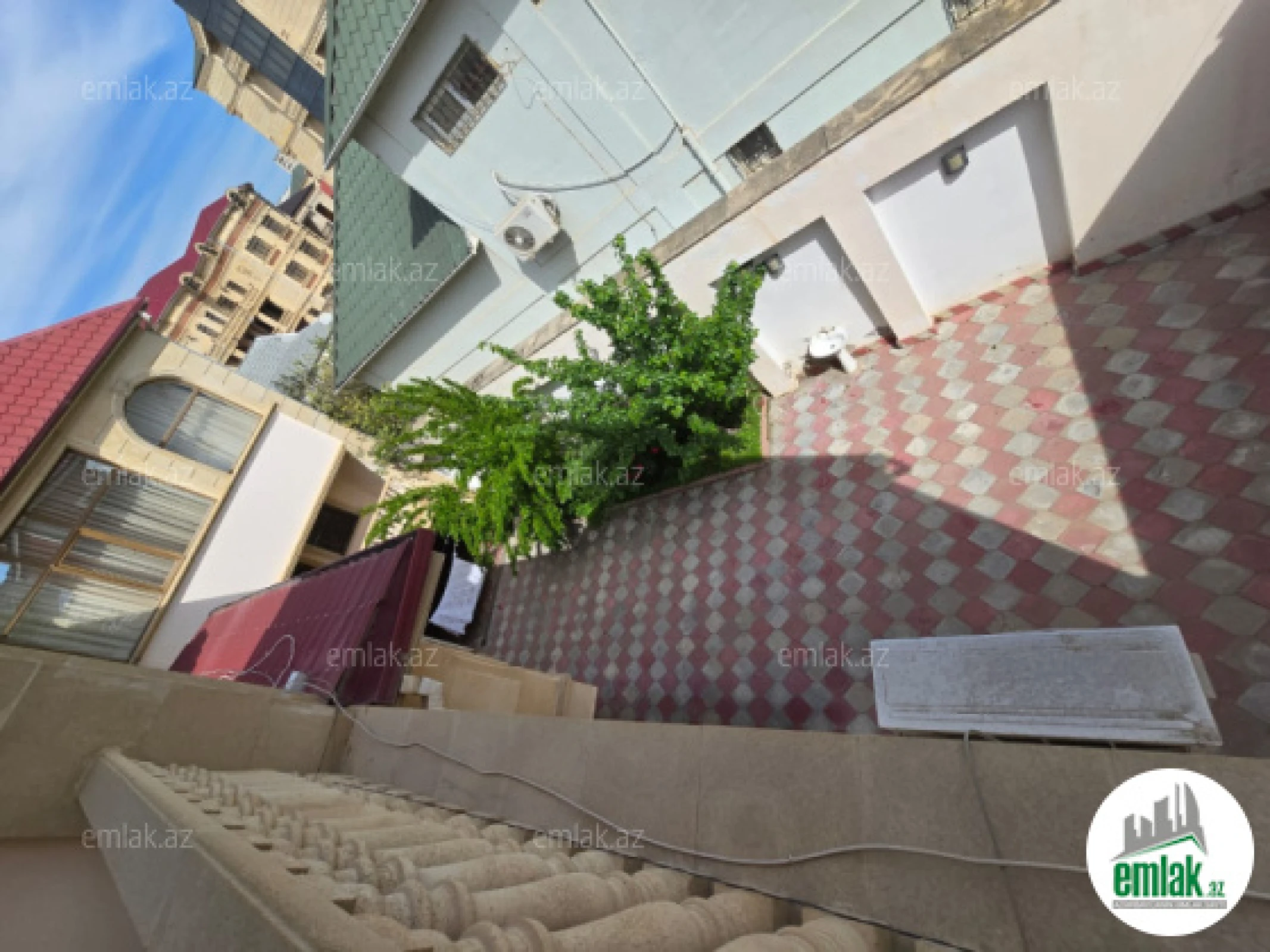 Satılır 11 otaqlı həyət evi 900 m²