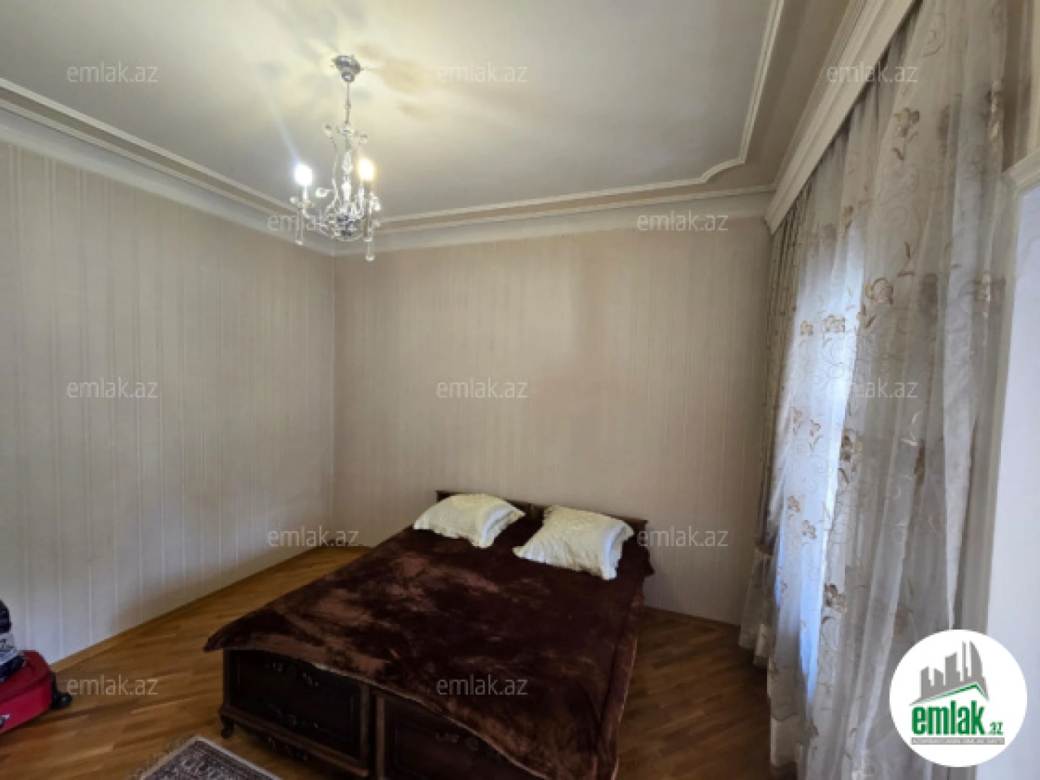 Satılır 11 otaqlı həyət evi 900 m²