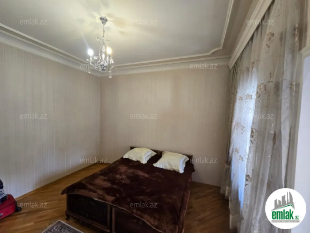 Satılır 11 otaqlı həyət evi 900 m²