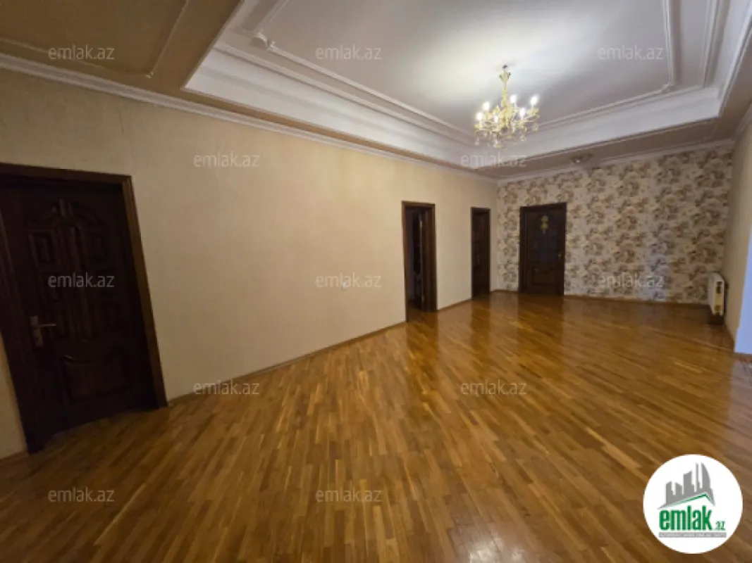 Satılır 11 otaqlı həyət evi 900 m²