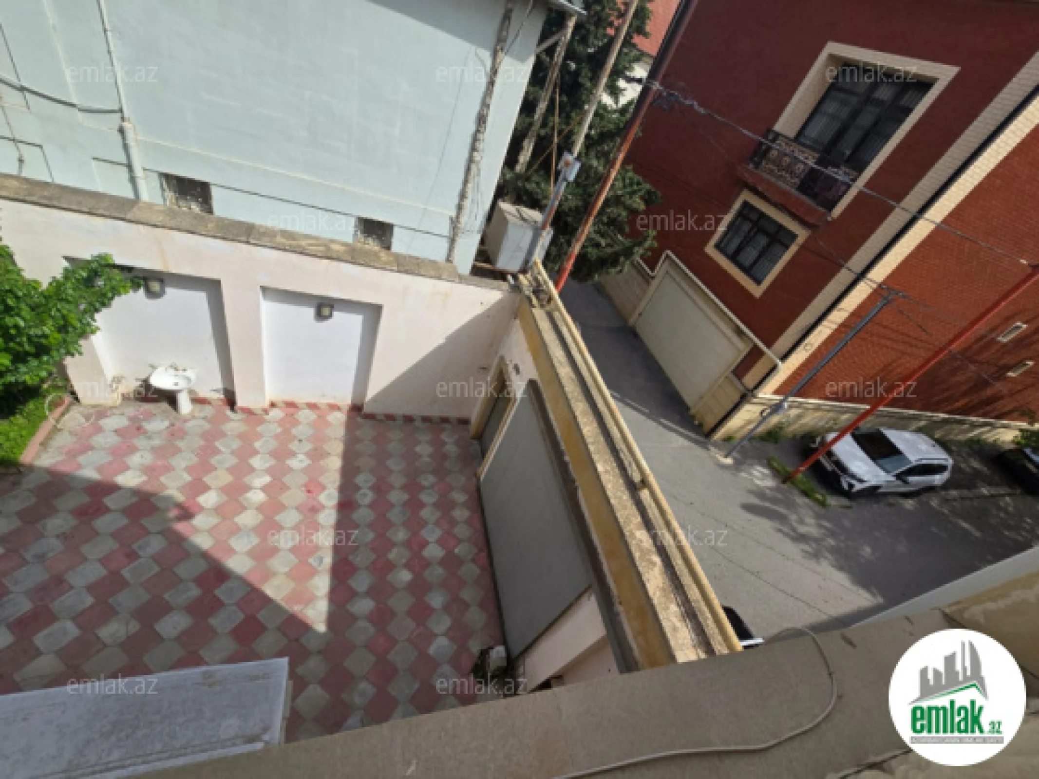 Satılır 11 otaqlı həyət evi 900 m²