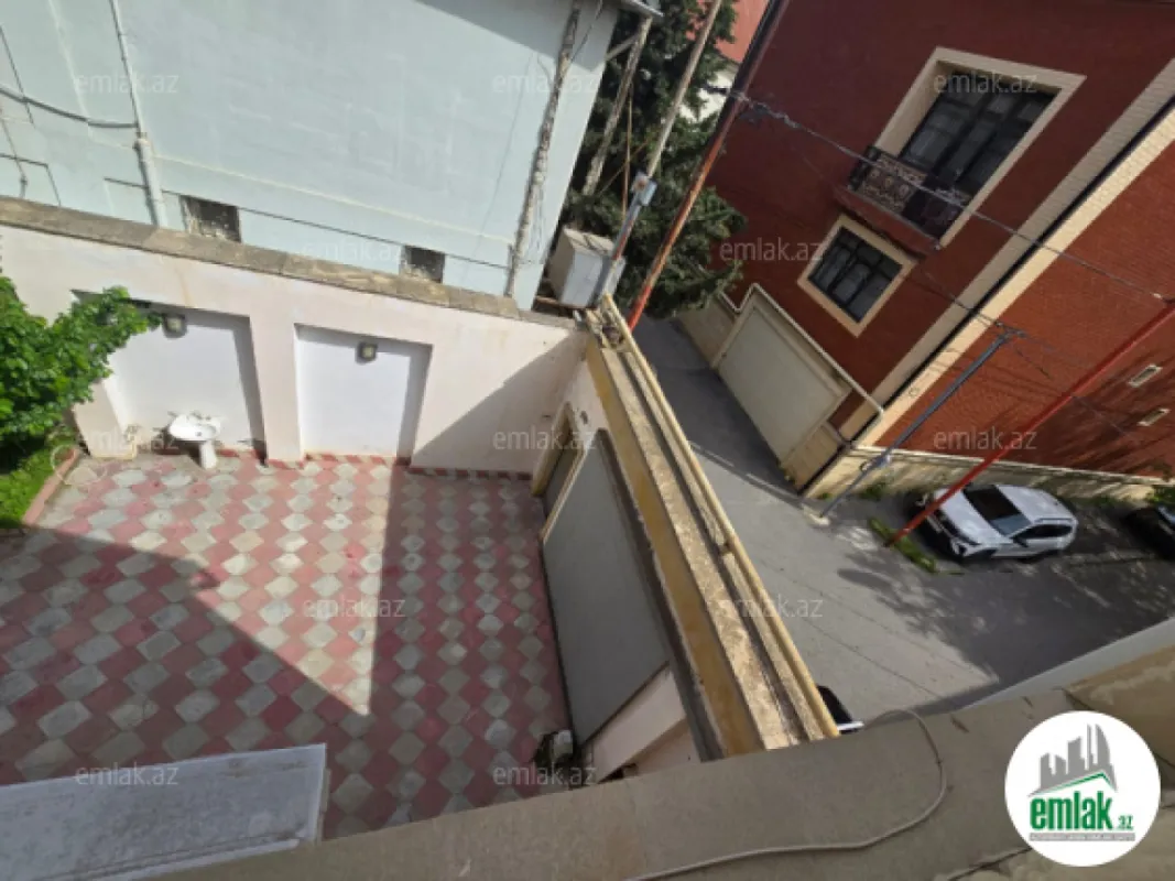 Satılır 11 otaqlı həyət evi 900 m²
