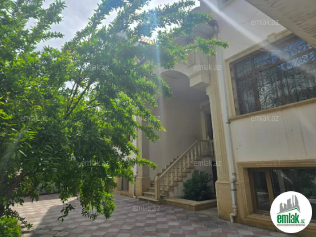Satılır 11 otaqlı həyət evi 900 m²