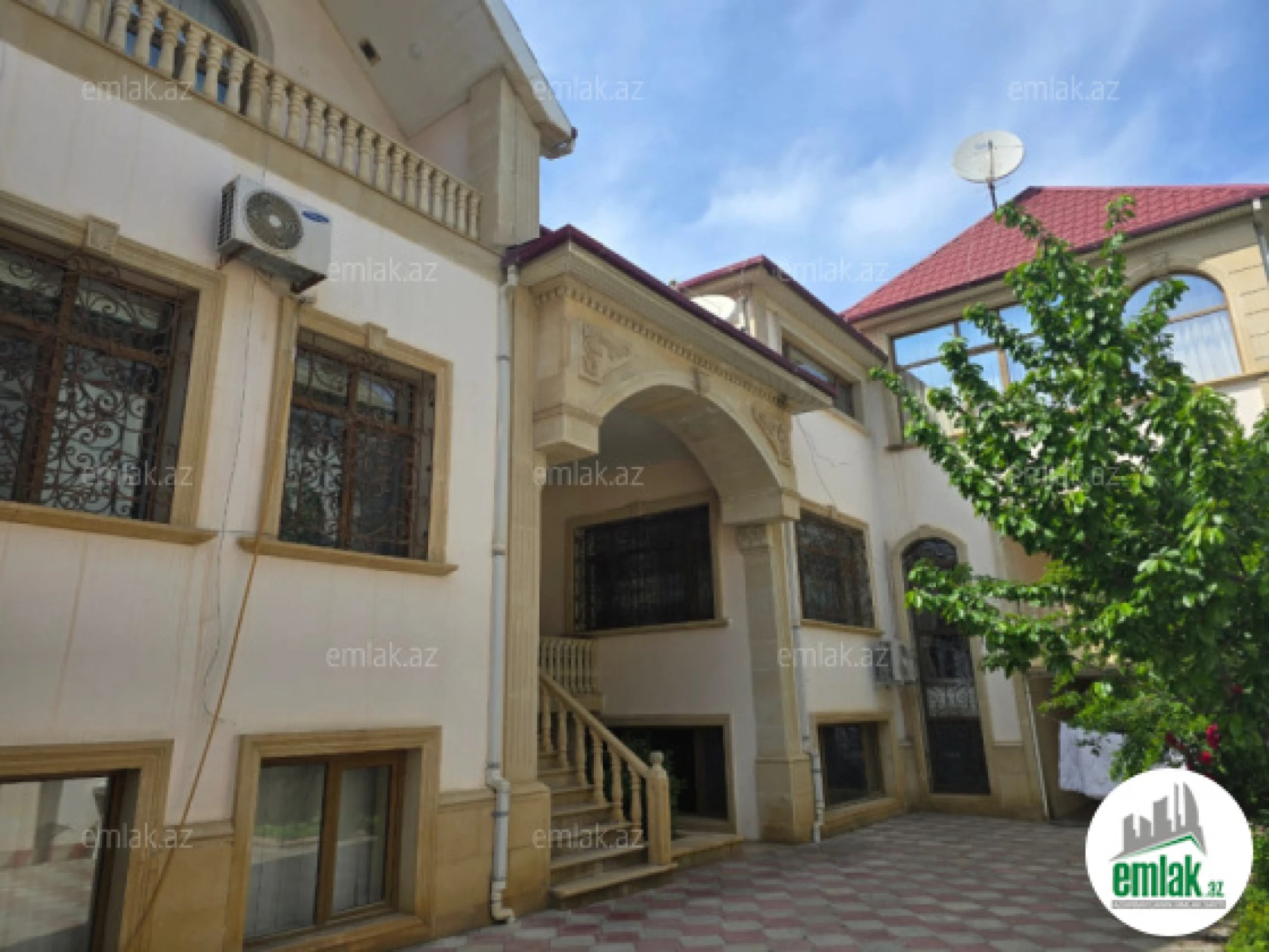Satılır 11 otaqlı həyət evi 900 m²