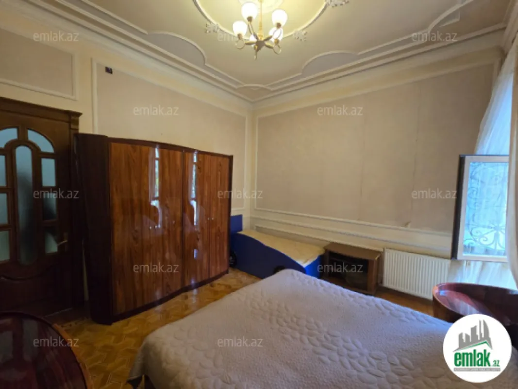 Satılır 11 otaqlı həyət evi 900 m²