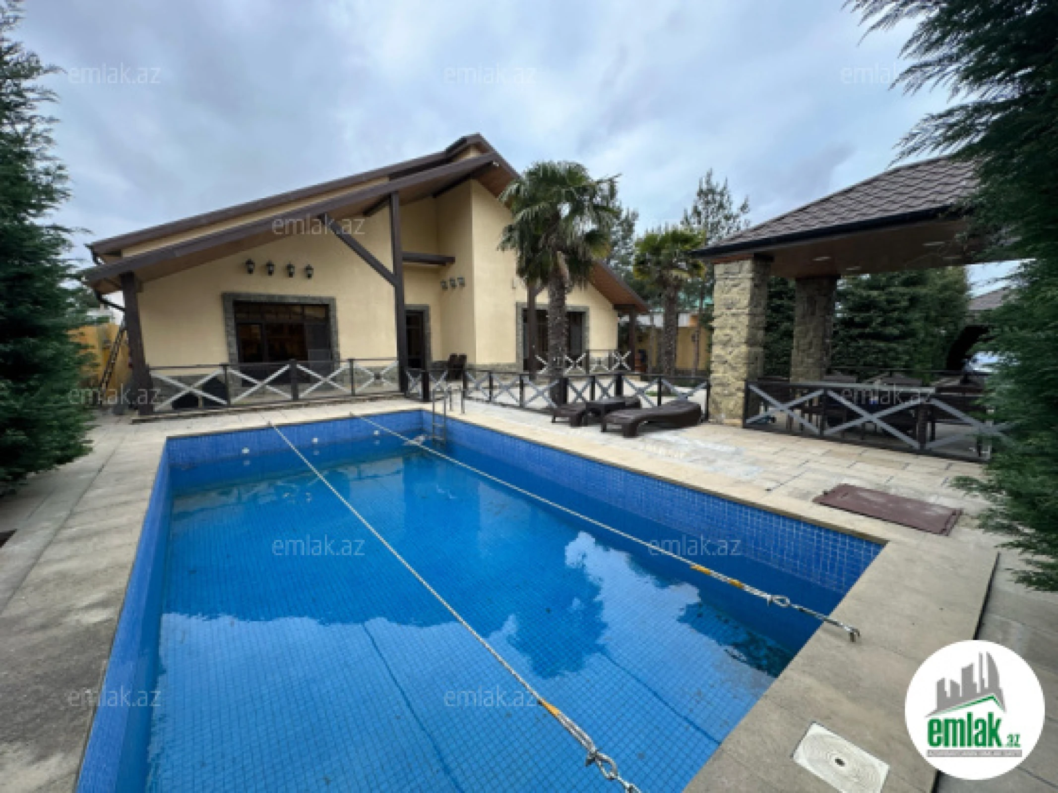 Satılır 4 otaqlı həyət evi 220 m²