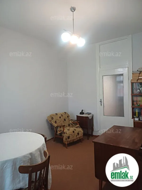 Satılır 5 otaqlı köhnə tikili 130 m²