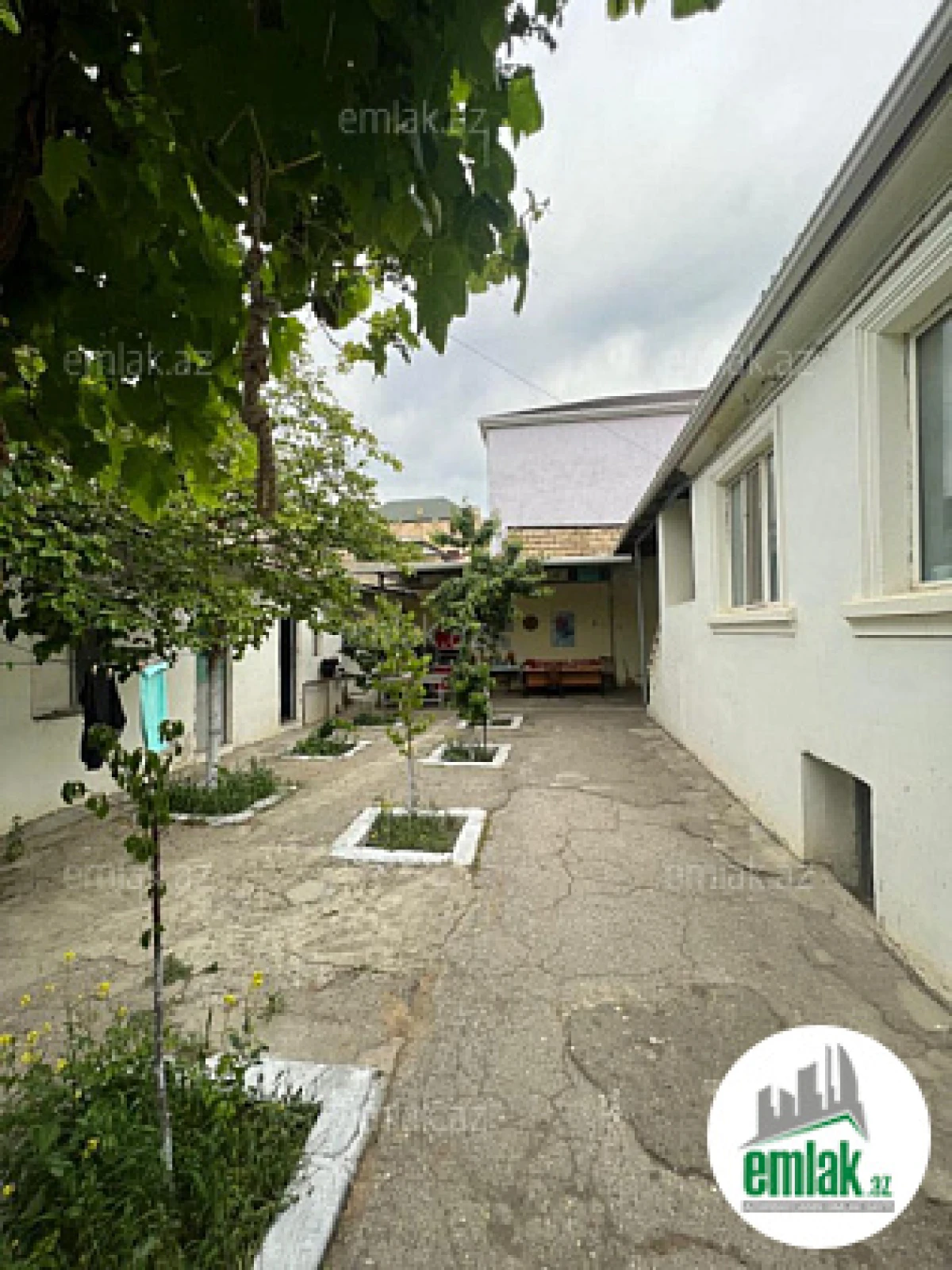 Satılır 10 otaqlı həyət evi 300 m²