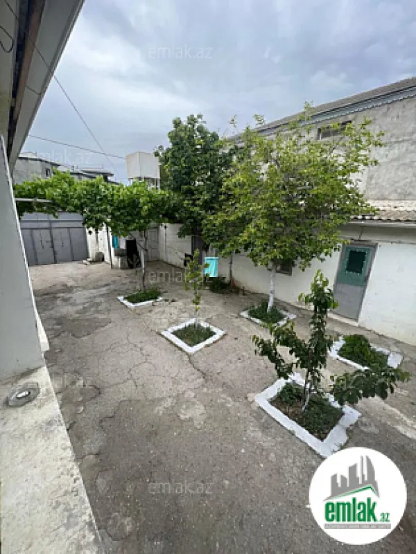 Satılır 10 otaqlı həyət evi 300 m²