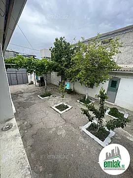 Satılır 10 otaqlı həyət evi 300 m²