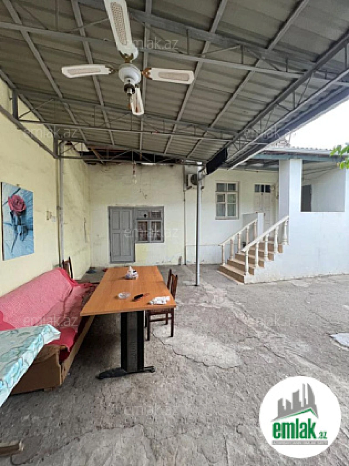 Satılır 10 otaqlı həyət evi 300 m²