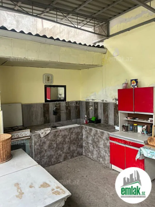 Satılır 10 otaqlı həyət evi 300 m²