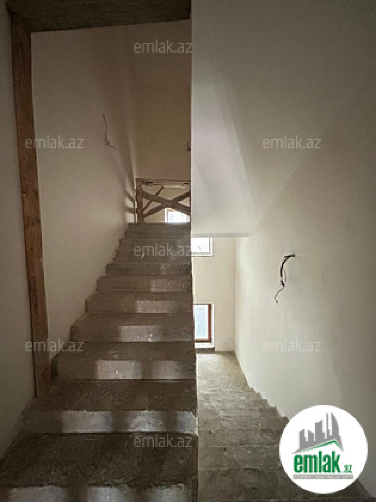 Satılır 5 otaqlı həyət evi 300 m²