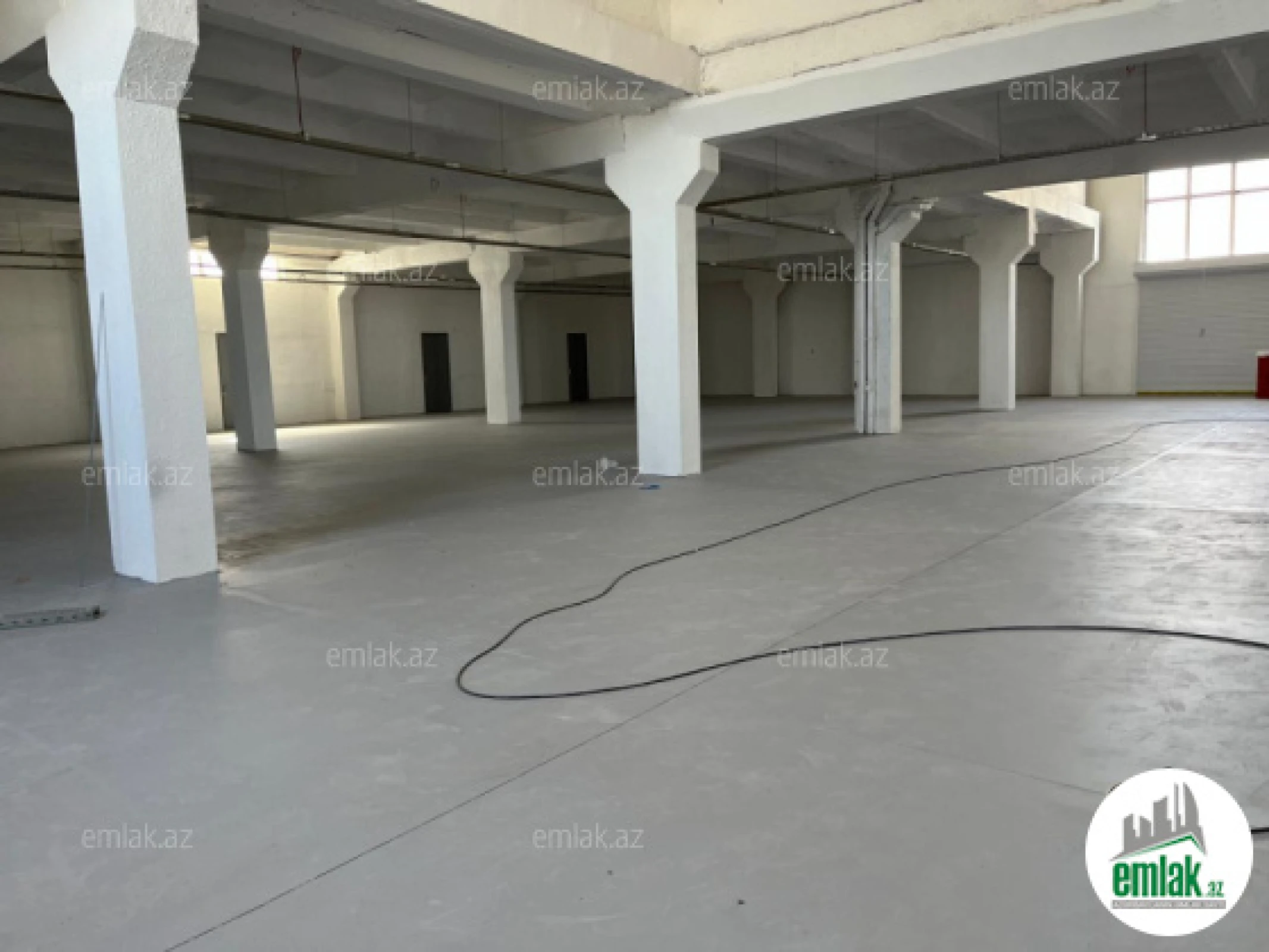 Satılır 3 otaqlı obyekt 1800 m²