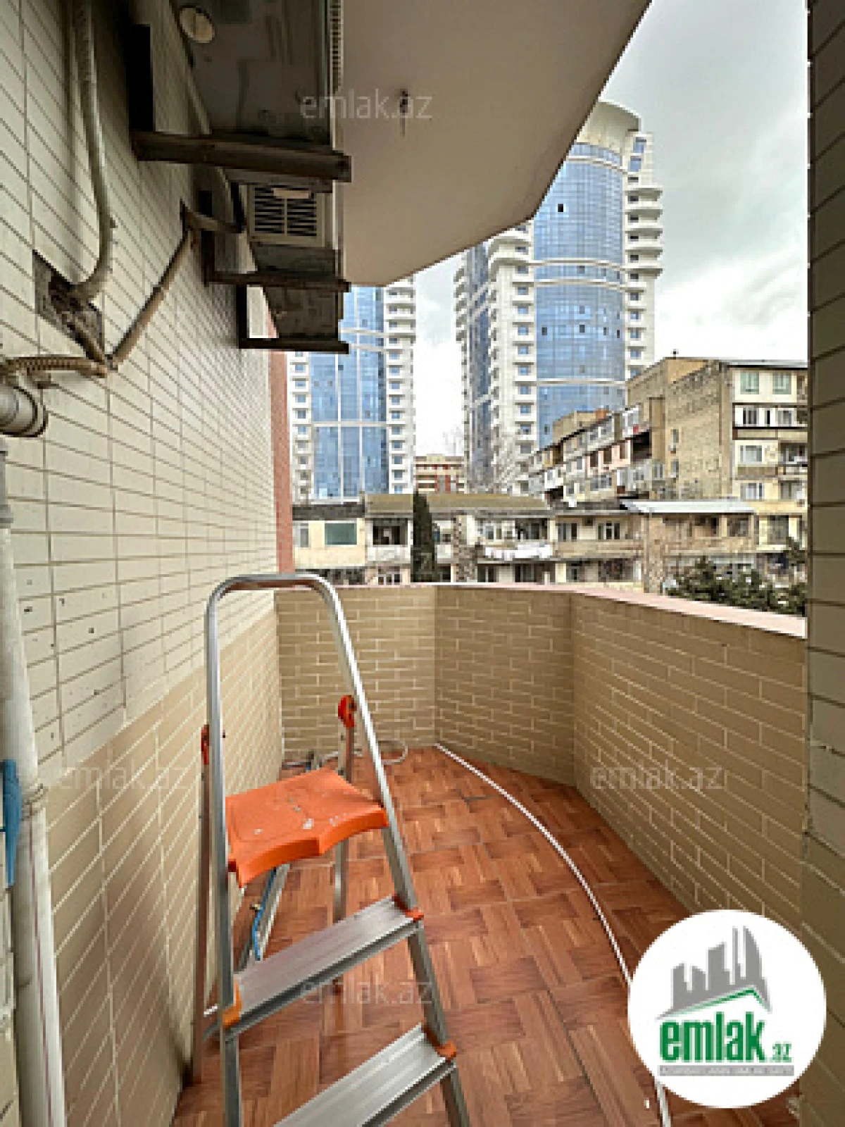 Satılır 4 otaqlı yeni tikili 180 m²