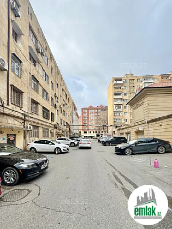 Satılır 2 otaqlı köhnə tikili 90 m²