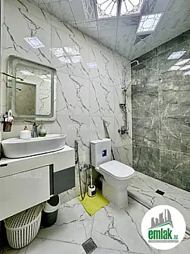 Satılır 2 otaqlı köhnə tikili 90 m²