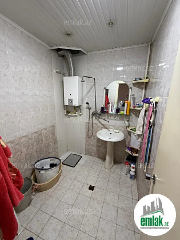 Satılır 4 otaqlı köhnə tikili 110 m²