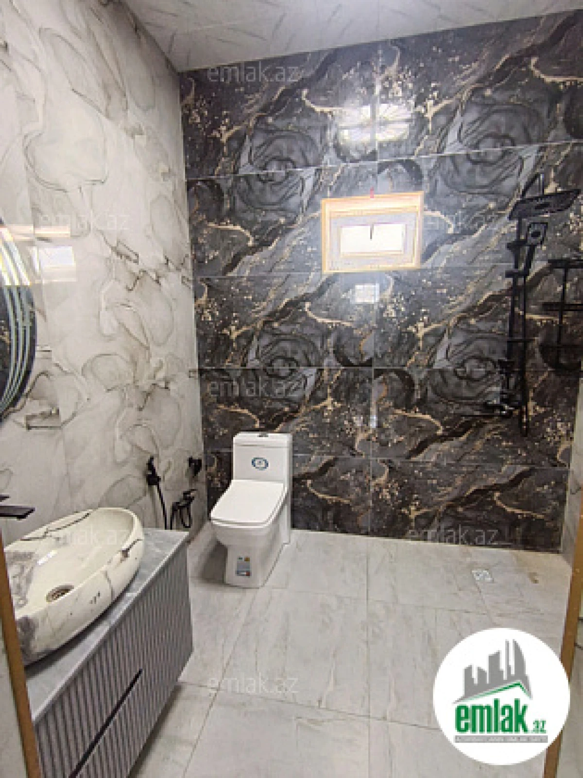 Satılır 6 otaqlı mənzil 306 m²
