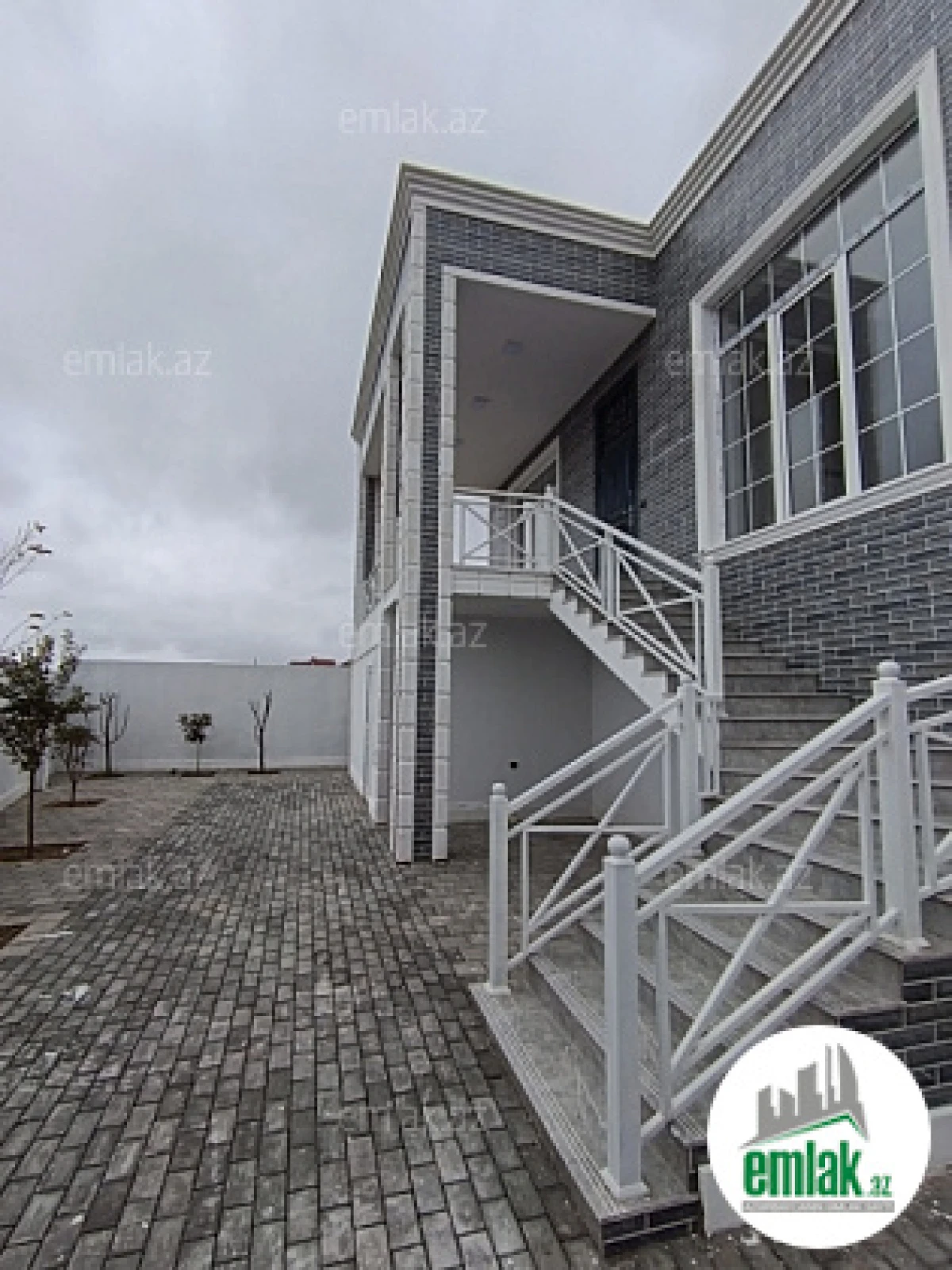 Satılır 6 otaqlı mənzil 306 m²