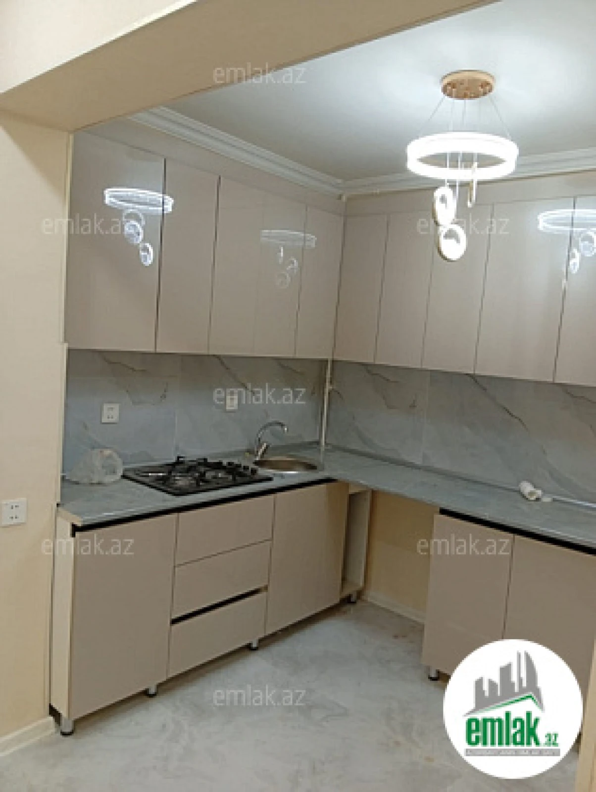 Satılır 2 otaqlı köhnə tikili 75 m²